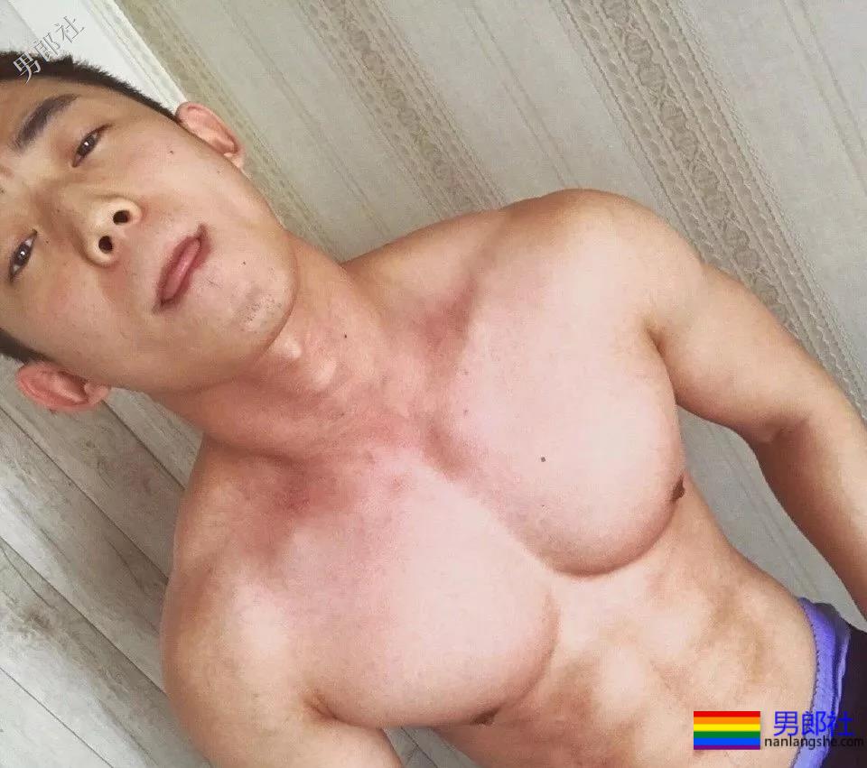 拔正装肌肉小哥哥前凸后翘”凭借胸肌走红！ - 51虹马