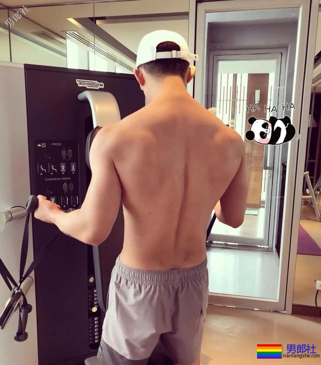 拔正装肌肉小哥哥前凸后翘”凭借胸肌走红！ - 51虹马