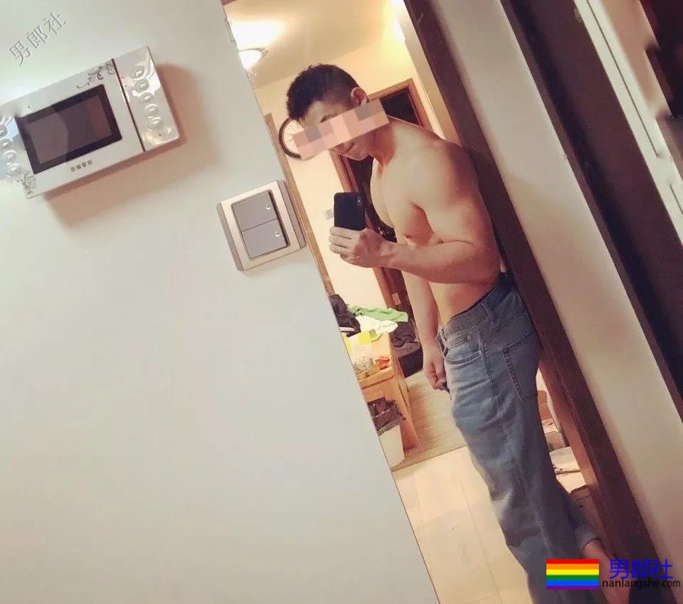 拔正装肌肉小哥哥前凸后翘”凭借胸肌走红！ - 51虹马