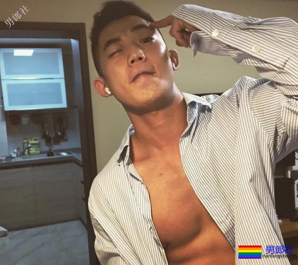 拔正装肌肉小哥哥前凸后翘”凭借胸肌走红！ - 51虹马