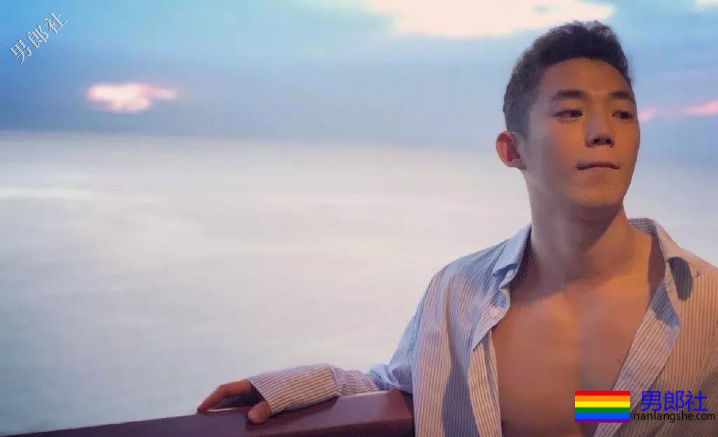 拔正装肌肉小哥哥前凸后翘”凭借胸肌走红！ - 51虹马