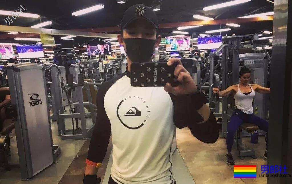 拔正装肌肉小哥哥前凸后翘”凭借胸肌走红！ - 51虹马