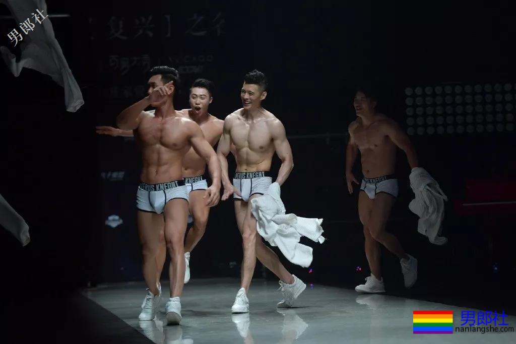 男版维密秀肌肉男内裤出镜，巧克力腹肌男模放飞自我，我喜欢！ - 51虹马