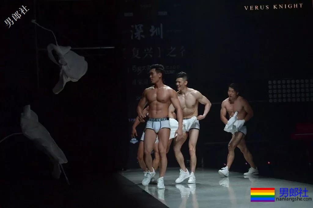 男版维密秀肌肉男内裤出镜，巧克力腹肌男模放飞自我，我喜欢！ - 51虹马