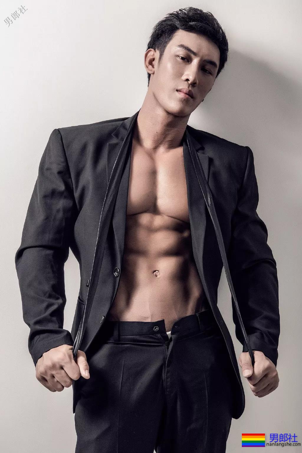 男版维密秀肌肉男内裤出镜，巧克力腹肌男模放飞自我，我喜欢！ - 51虹马