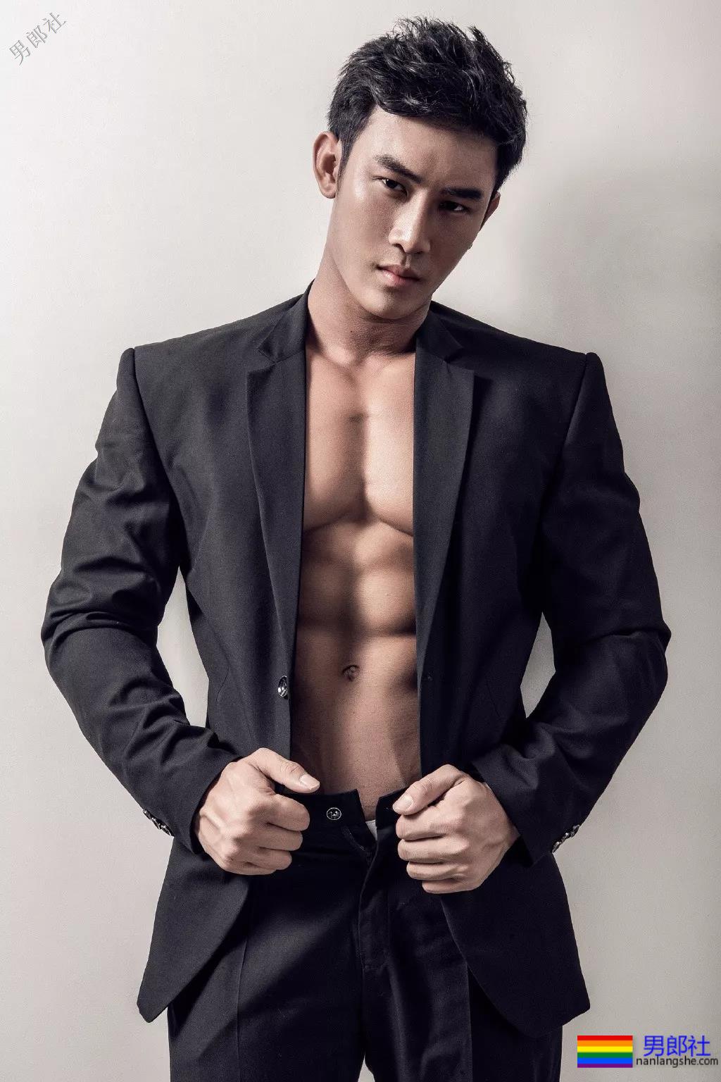 男版维密秀肌肉男内裤出镜，巧克力腹肌男模放飞自我，我喜欢！ - 51虹马