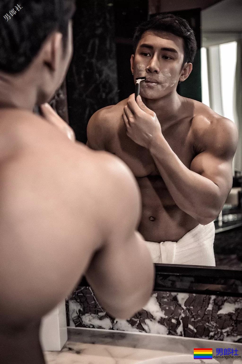 男版维密秀肌肉男内裤出镜，巧克力腹肌男模放飞自我，我喜欢！ - 51虹马