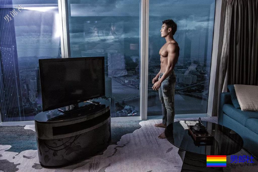 男版维密秀肌肉男内裤出镜，巧克力腹肌男模放飞自我，我喜欢！ - 51虹马