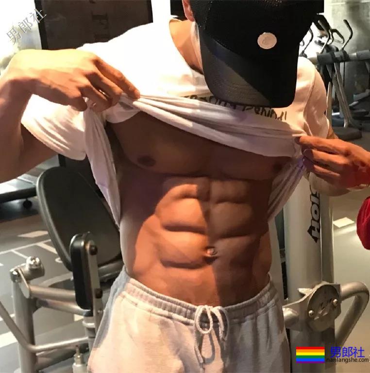 男版维密秀肌肉男内裤出镜，巧克力腹肌男模放飞自我，我喜欢！ - 51虹马