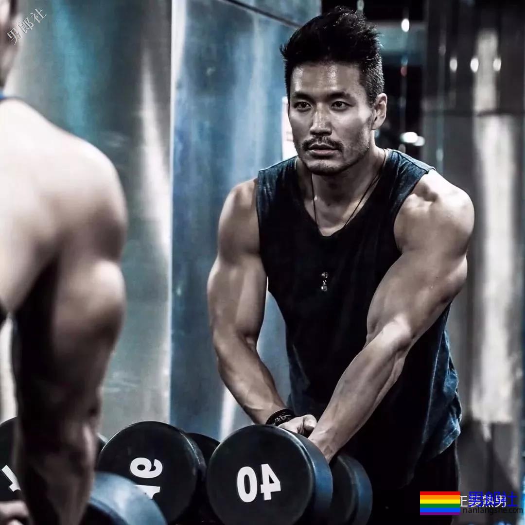 正装胡茬熟男像男票，脱掉正装后就是行走的荷尔蒙 - 51虹马