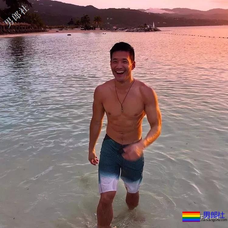 正装胡茬熟男像男票，脱掉正装后就是行走的荷尔蒙 - 51虹马