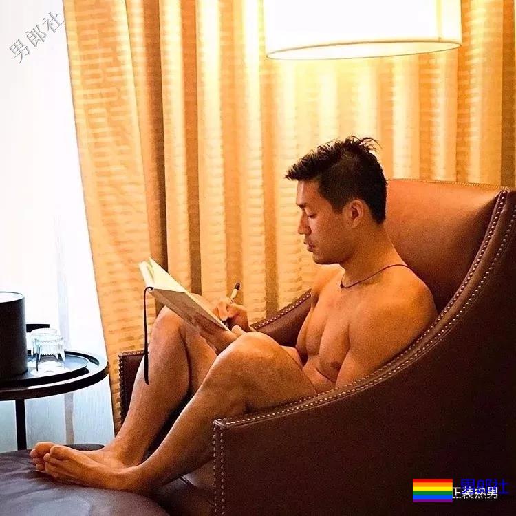 正装胡茬熟男像男票，脱掉正装后就是行走的荷尔蒙 - 51虹马