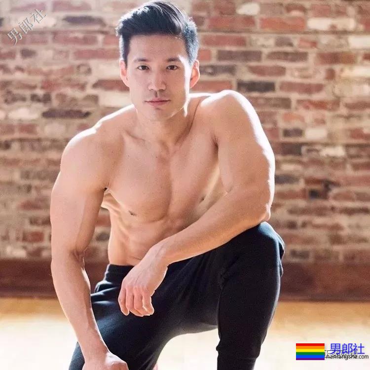 正装胡茬熟男像男票，脱掉正装后就是行走的荷尔蒙 - 51虹马