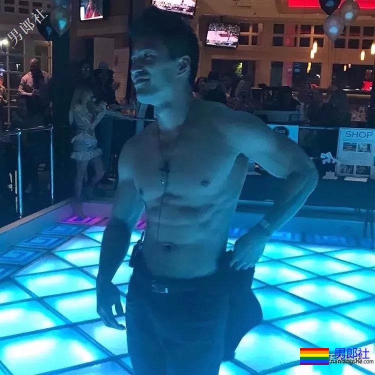 正装胡茬熟男像男票，脱掉正装后就是行走的荷尔蒙 - 51虹马