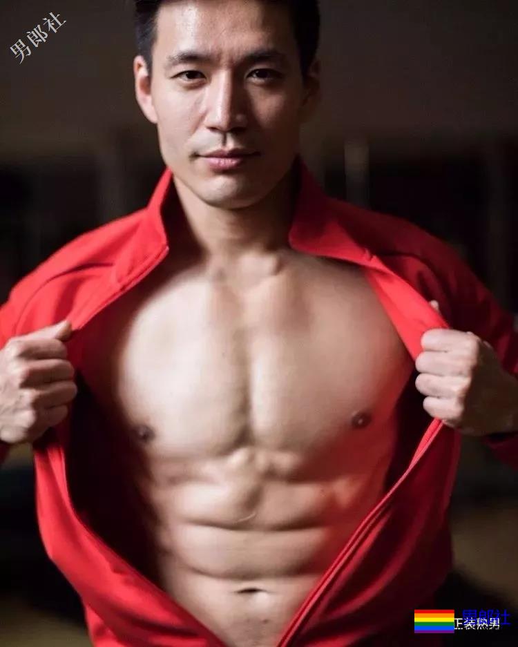 正装胡茬熟男像男票，脱掉正装后就是行走的荷尔蒙 - 51虹马