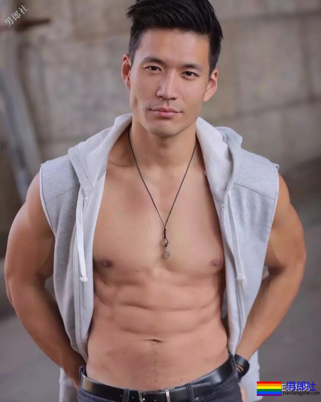 正装胡茬熟男像男票，脱掉正装后就是行走的荷尔蒙 - 51虹马