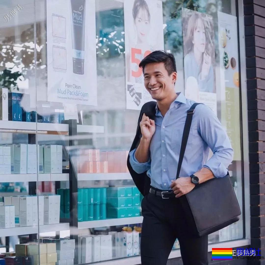 正装胡茬熟男像男票，脱掉正装后就是行走的荷尔蒙 - 51虹马