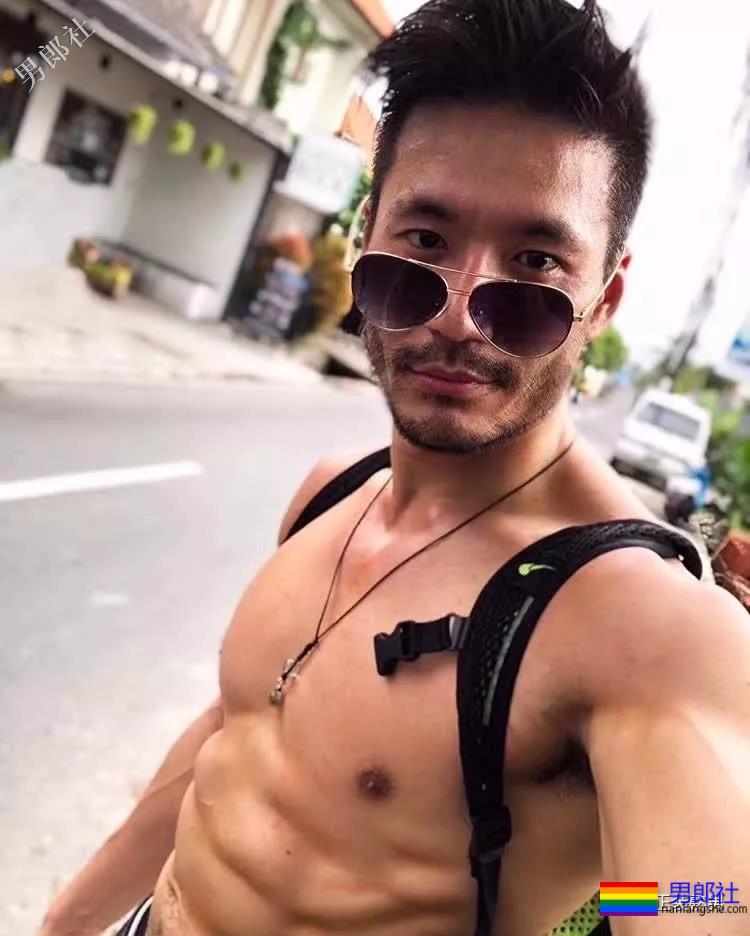 正装胡茬熟男像男票，脱掉正装后就是行走的荷尔蒙 - 51虹马