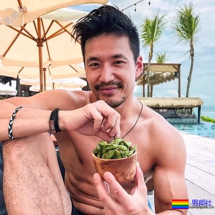 正装胡茬熟男像男票，脱掉正装后就是行走的荷尔蒙 - 51虹马