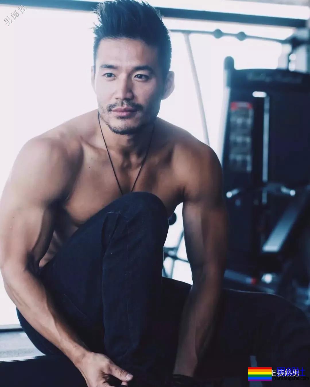 正装胡茬熟男像男票，脱掉正装后就是行走的荷尔蒙 - 51虹马