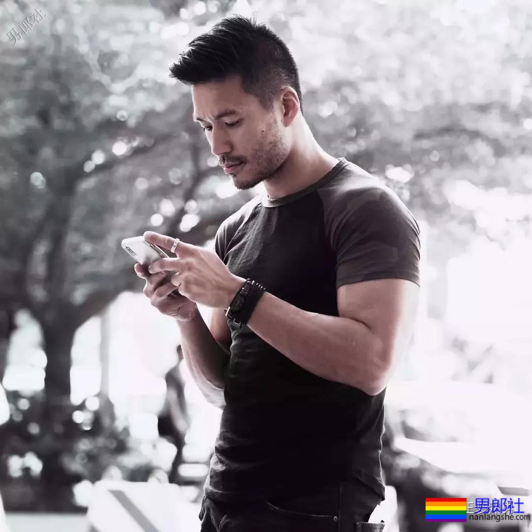 正装胡茬熟男像男票，脱掉正装后就是行走的荷尔蒙 - 51虹马