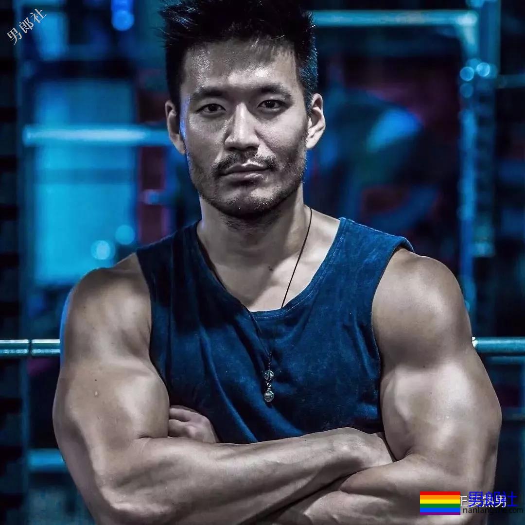 正装胡茬熟男像男票，脱掉正装后就是行走的荷尔蒙 - 51虹马