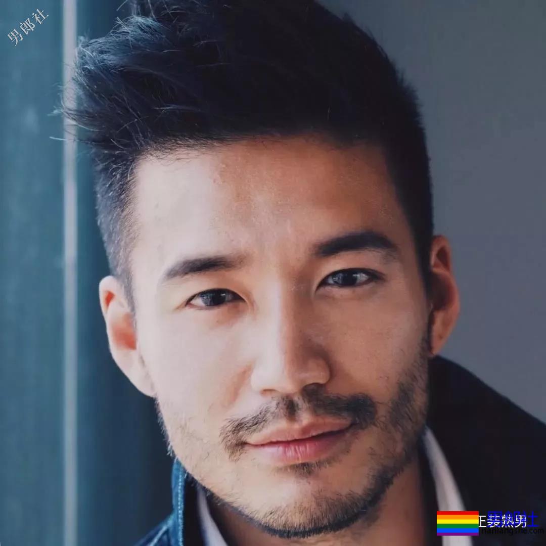 正装胡茬熟男像男票，脱掉正装后就是行走的荷尔蒙 - 51虹马