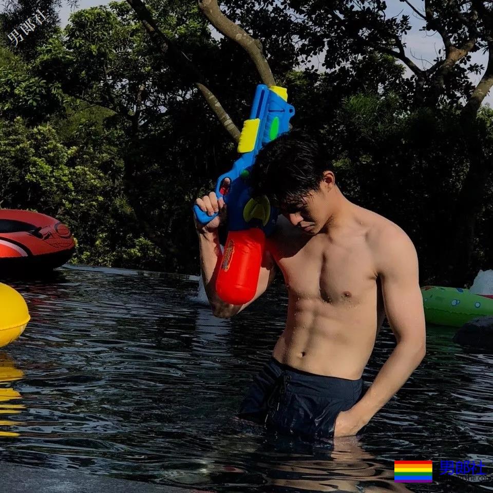 《追球》李汶翰朱元冰大秀腹肌，运动系小狼狗男友等你领取！ - 51虹马