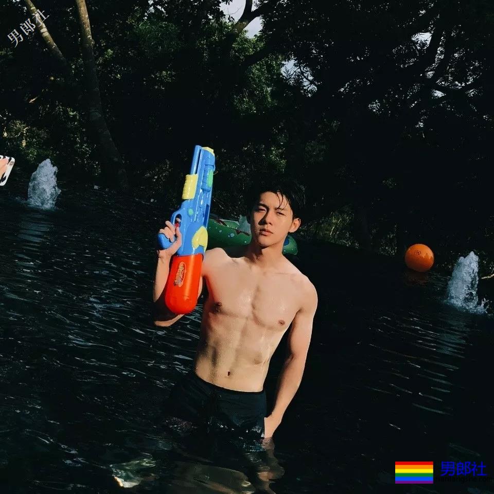 《追球》李汶翰朱元冰大秀腹肌，运动系小狼狗男友等你领取！ - 51虹马