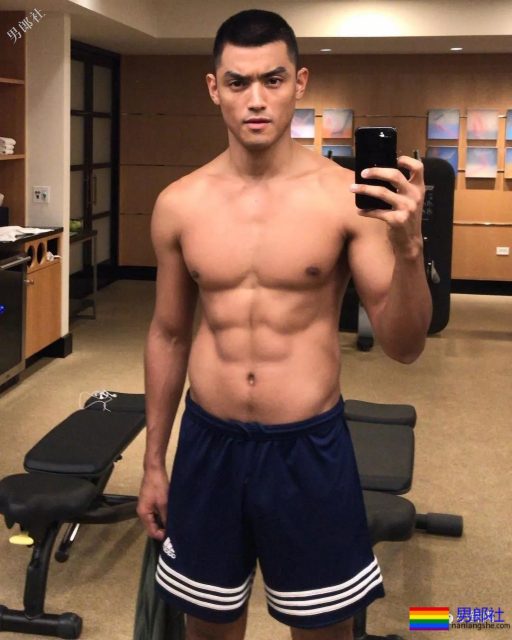 被香奈儿选上的亚洲男模，未火先上位？！ - 51虹马