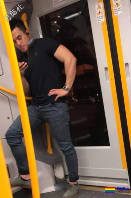 健身房抓拍正装男疑自导自演？发湿身照只为火 - 51虹马