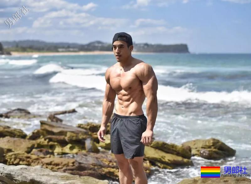 健身房抓拍正装男疑自导自演？发湿身照只为火 - 51虹马