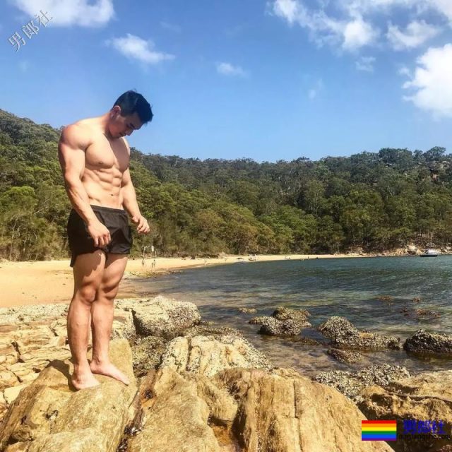 健身房抓拍正装男疑自导自演？发湿身照只为火 - 51虹马