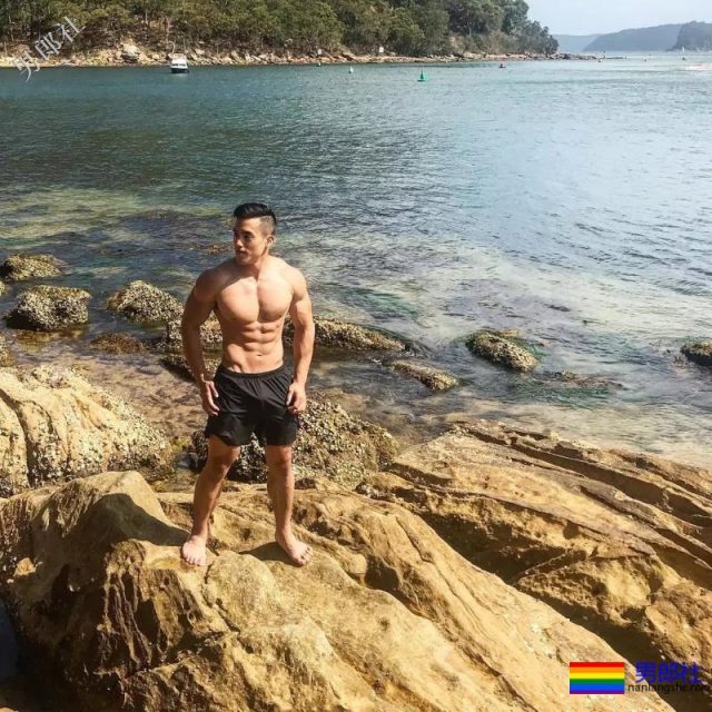 健身房抓拍正装男疑自导自演？发湿身照只为火 - 51虹马