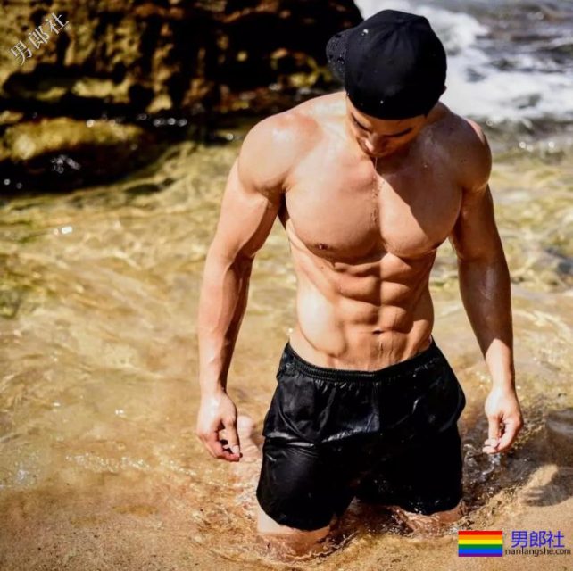 健身房抓拍正装男疑自导自演？发湿身照只为火 - 51虹马