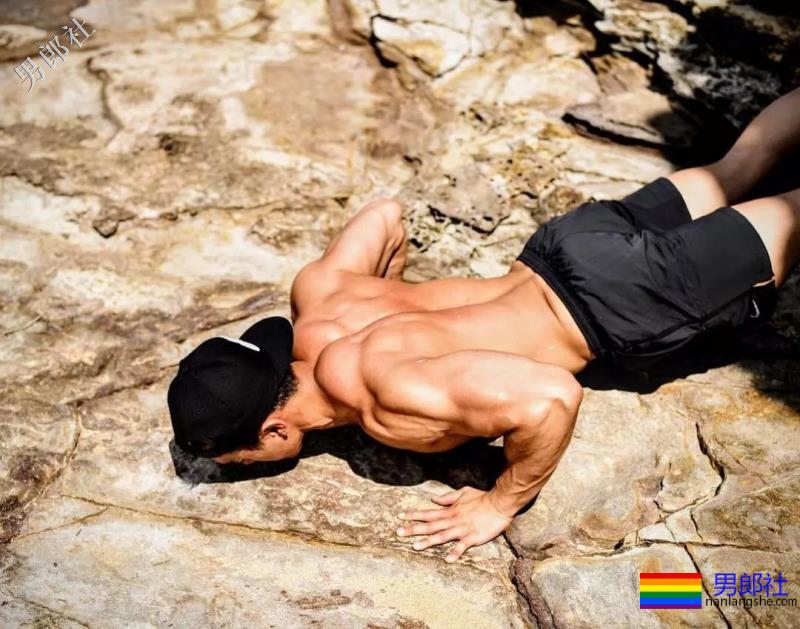 健身房抓拍正装男疑自导自演？发湿身照只为火 - 51虹马