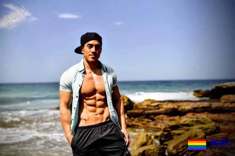 健身房抓拍正装男疑自导自演？发湿身照只为火 - 51虹马