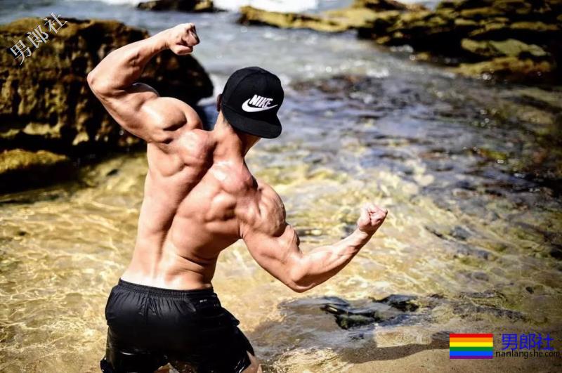 健身房抓拍正装男疑自导自演？发湿身照只为火 - 51虹马