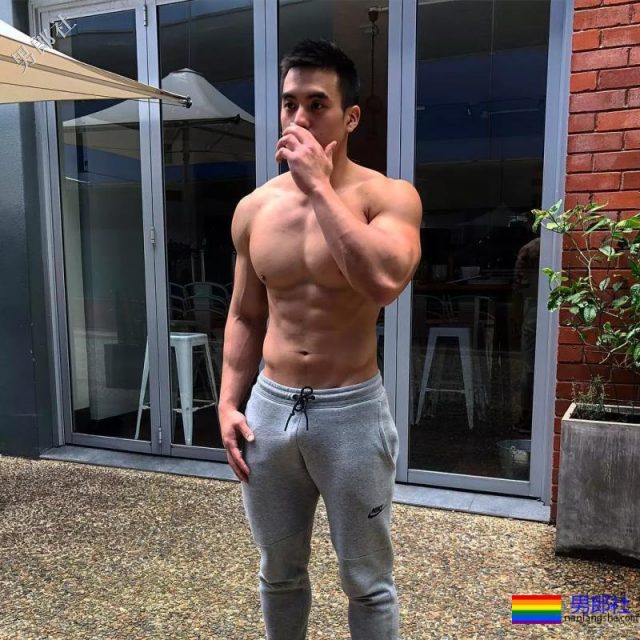 健身房抓拍正装男疑自导自演？发湿身照只为火 - 51虹马