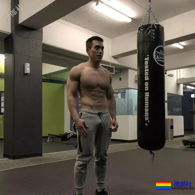 健身房抓拍正装男疑自导自演？发湿身照只为火 - 51虹马