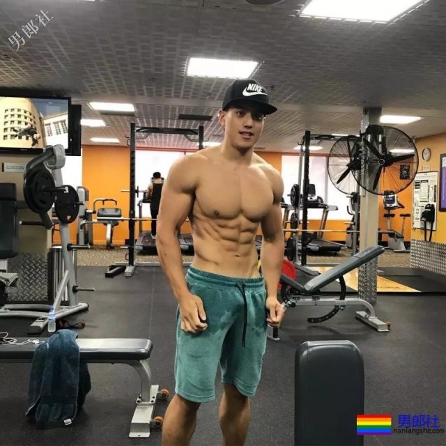 健身房抓拍正装男疑自导自演？发湿身照只为火 - 51虹马