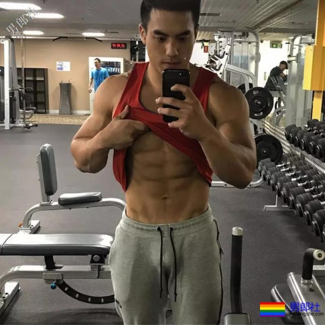 健身房抓拍正装男疑自导自演？发湿身照只为火 - 51虹马
