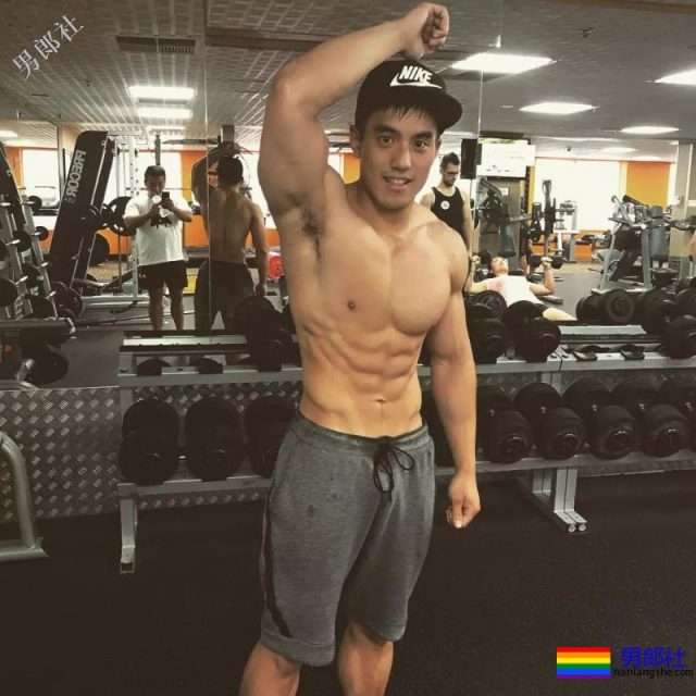 健身房抓拍正装男疑自导自演？发湿身照只为火 - 51虹马