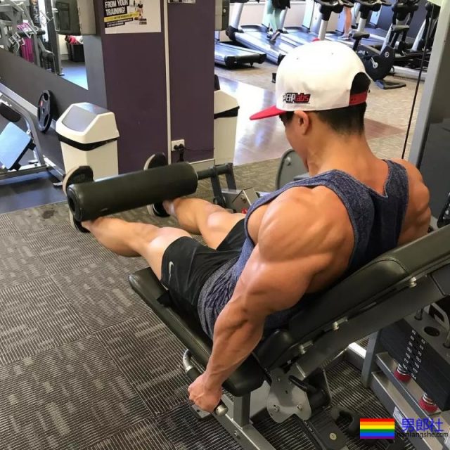 健身房抓拍正装男疑自导自演？发湿身照只为火 - 51虹马