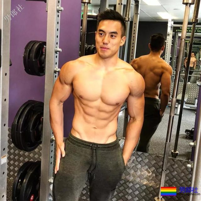 健身房抓拍正装男疑自导自演？发湿身照只为火 - 51虹马