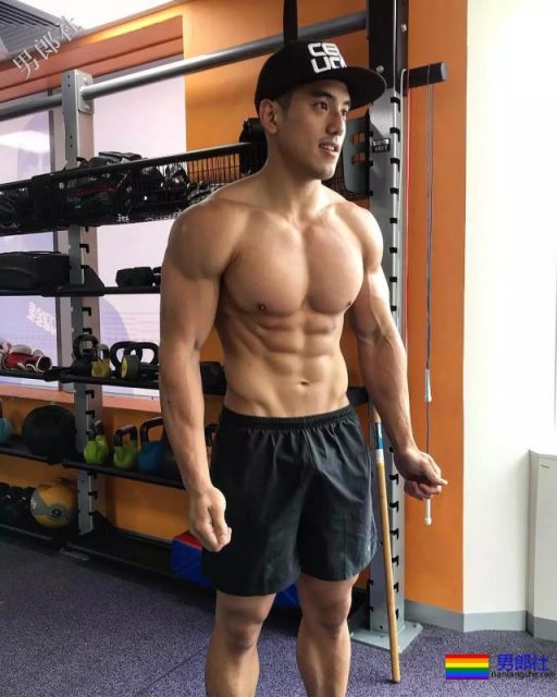 健身房抓拍正装男疑自导自演？发湿身照只为火 - 51虹马