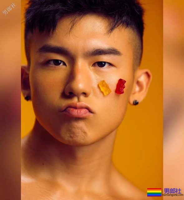 名媛们都喜欢穿着白色CK拍写真，这位实力不俗-51虹马