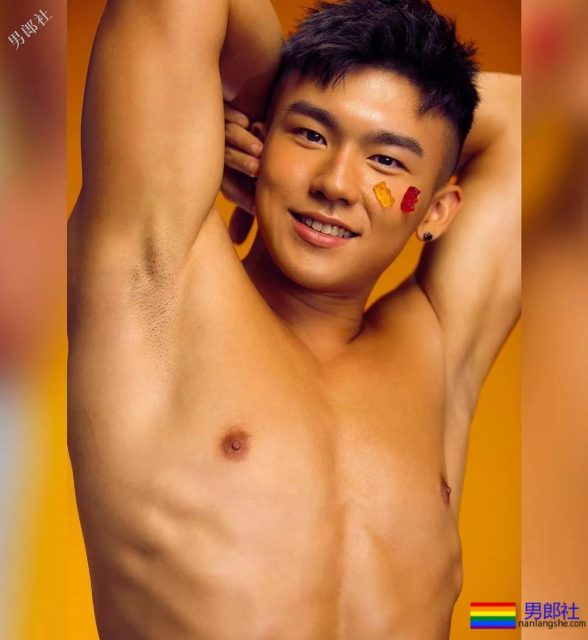 名媛们都喜欢穿着白色CK拍写真，这位实力不俗 - 51虹马