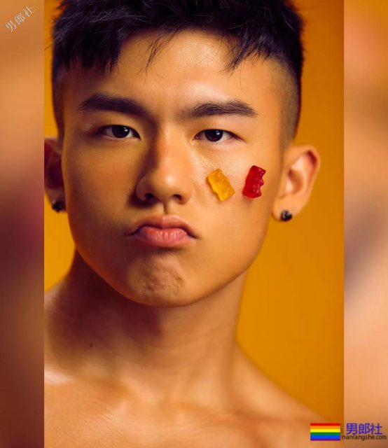 名媛们都喜欢穿着白色CK拍写真，这位实力不俗 - 51虹马