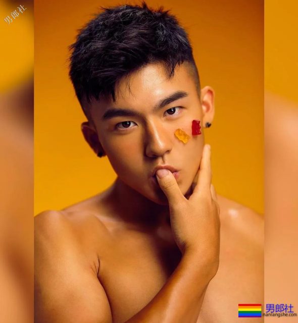 名媛们都喜欢穿着白色CK拍写真，这位实力不俗 - 51虹马